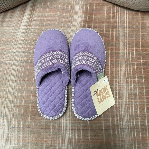 🆕 Muk Luks Slippers - Picture 1 of 3